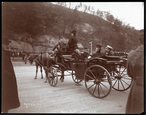 Widok wojskowych, w tym kontradmirała Robleya Dunglisona Evansa i księcia w powozie w West Point, 1905 (srebrny odbitka żelatynowa)